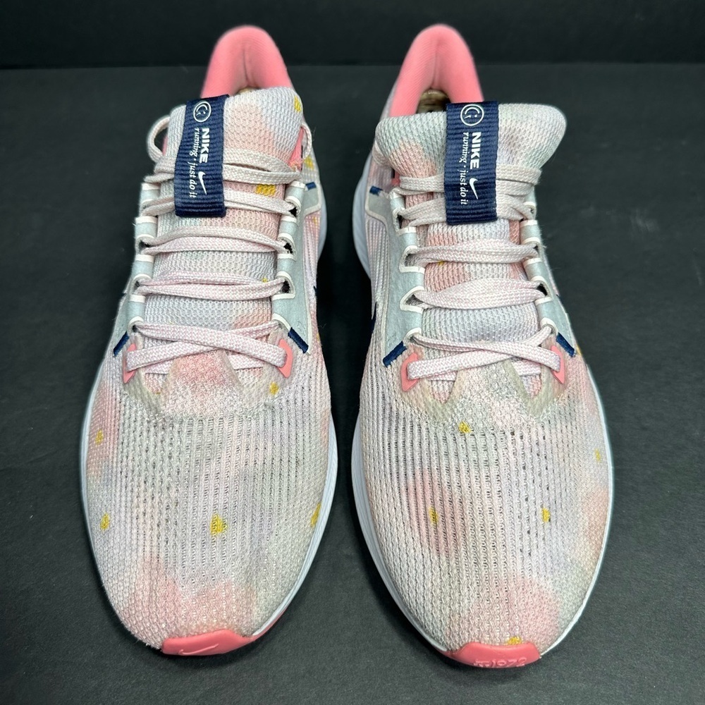 Nike Women's Pink and White Running Shoes size 8 pre owned Exellent condition